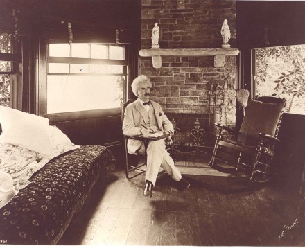 Mark_Twain_seated