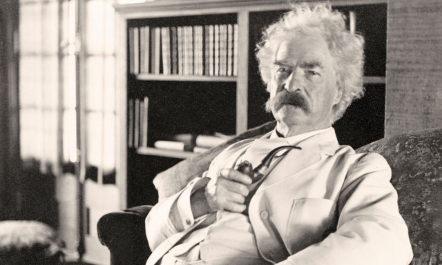 Mark_Twain_seated_c1900s